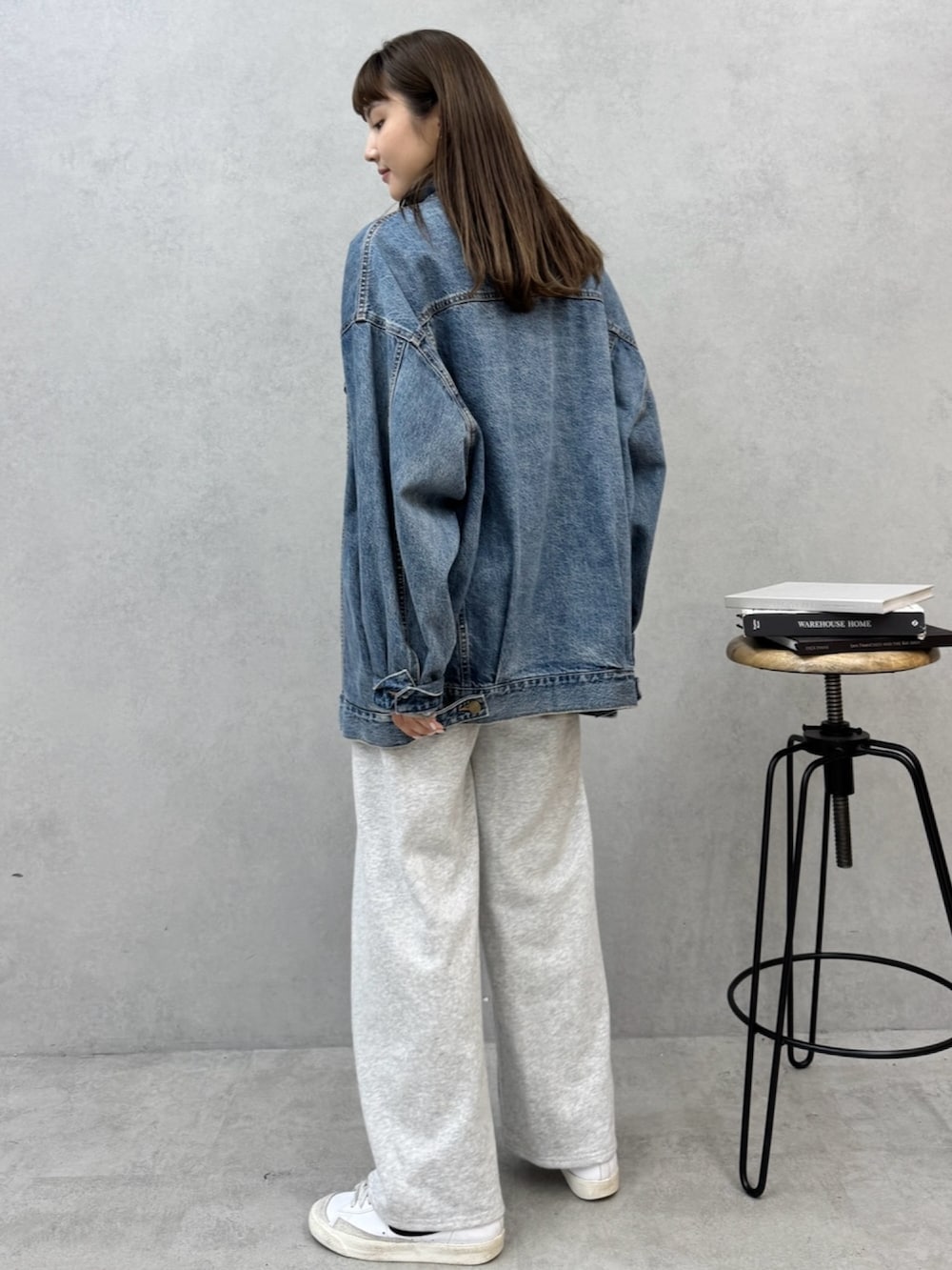 ホワイト系のスニーカー、ブラウン系のシャツ/ブラウス、ブルー系のデニムジャケットを着用したレディースの秋コーディネートの4枚目の写真