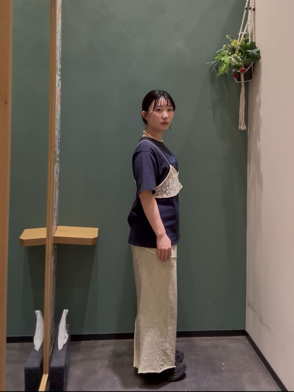 イエロー系のTシャツ/カットソー、ブルー系のTシャツ/カットソー、イエロー系のスカートを着用したレディースの秋コーディネートの4枚目の写真