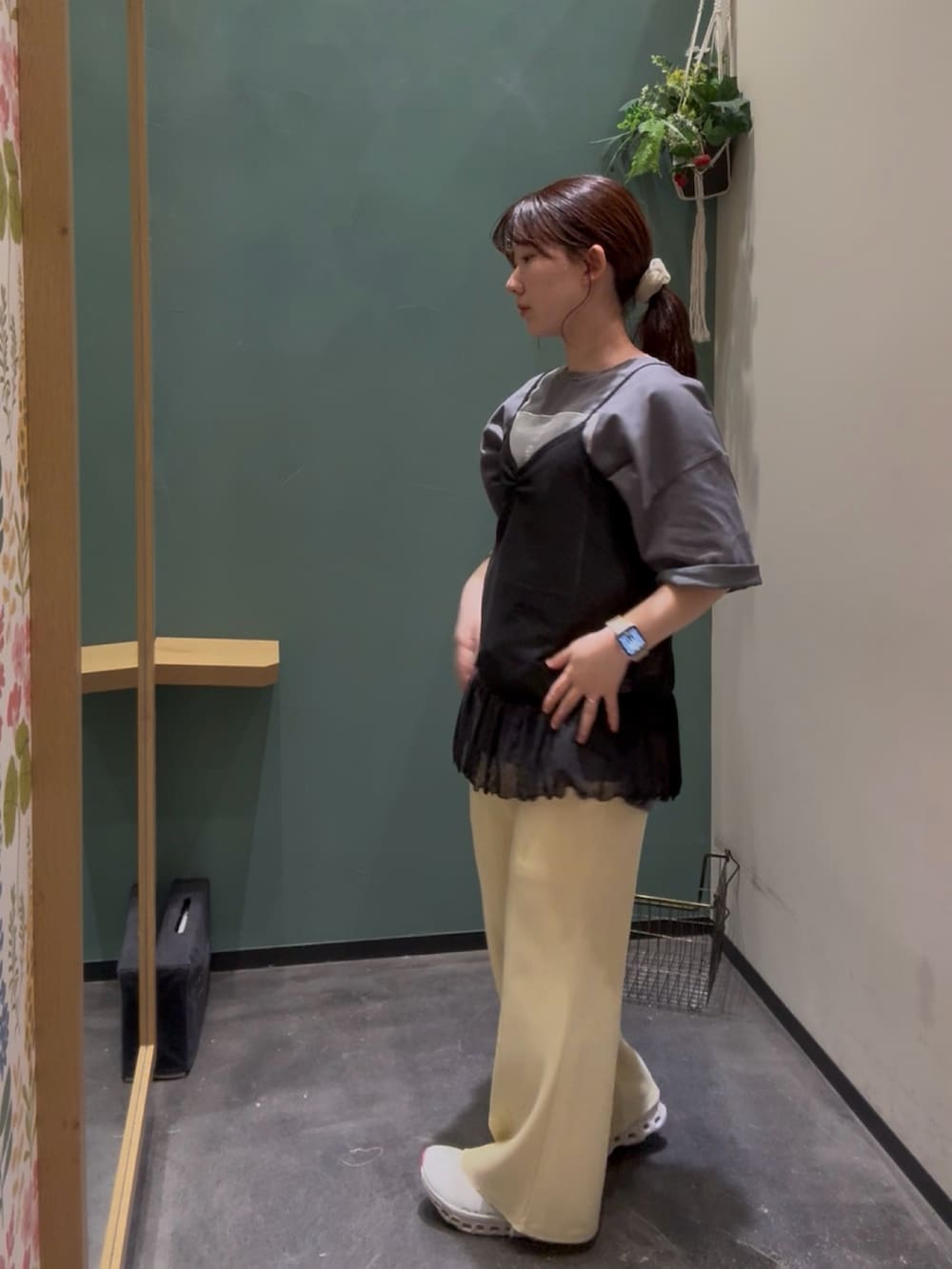 ホワイト系のスニーカー、グレー系のTシャツ/カットソー、ブラック系のタンクトップを着用したレディースの秋コーディネートの2枚目の写真