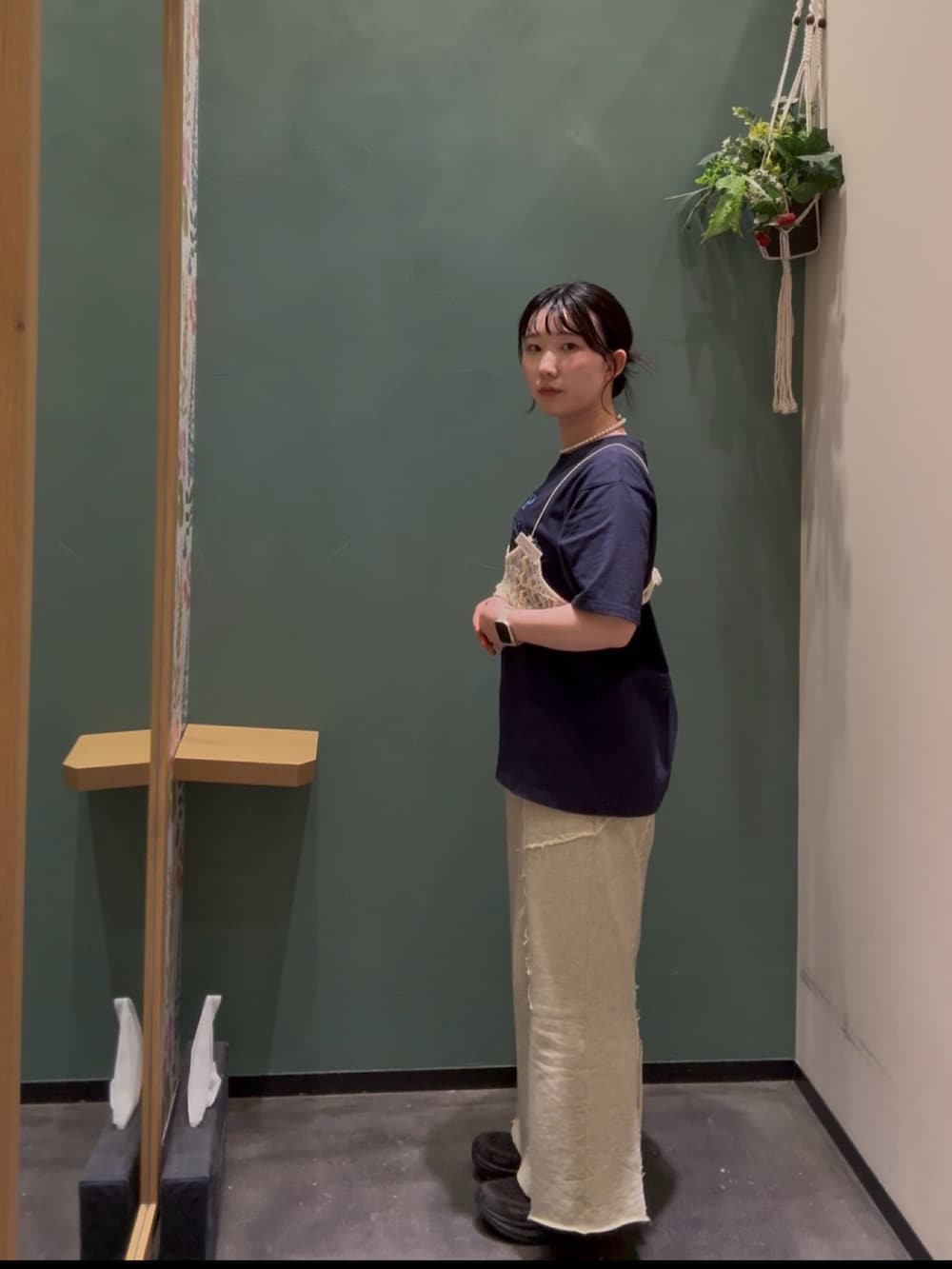 イエロー系のTシャツ/カットソー、ブルー系のTシャツ/カットソー、イエロー系のスカートを着用したレディースの秋コーディネートの2枚目の写真