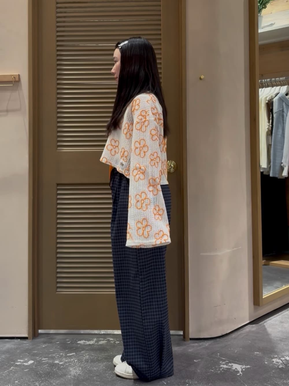 ホワイト系のカーディガン/ボレロ、ホワイト系のタンクトップ、ブルー系のその他パンツを着用したレディースの夏コーディネートの2枚目の写真