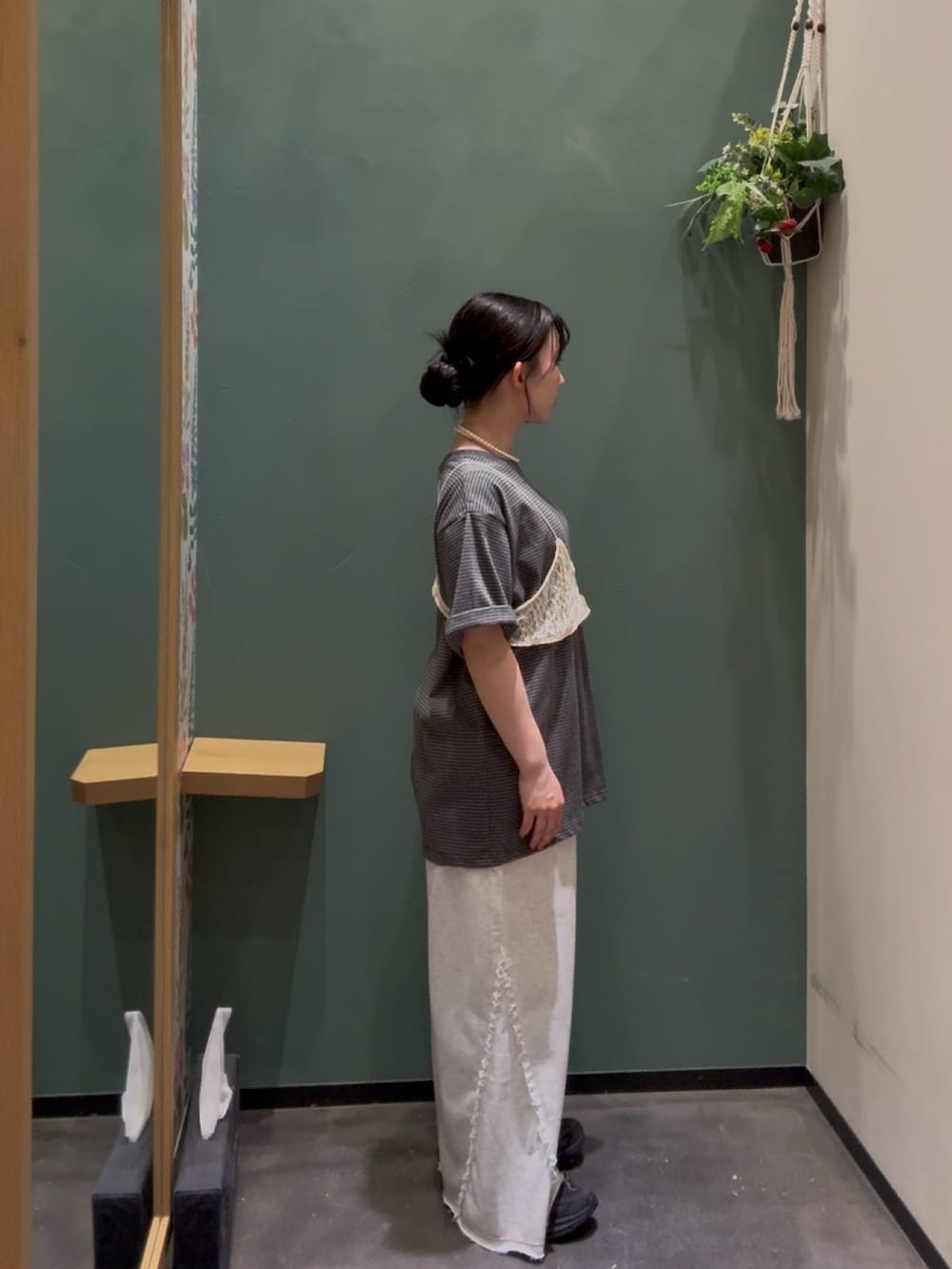 グレー系のTシャツ/カットソー、イエロー系のTシャツ/カットソー、グレー系のその他パンツを着用したレディースの秋コーディネートの3枚目の写真