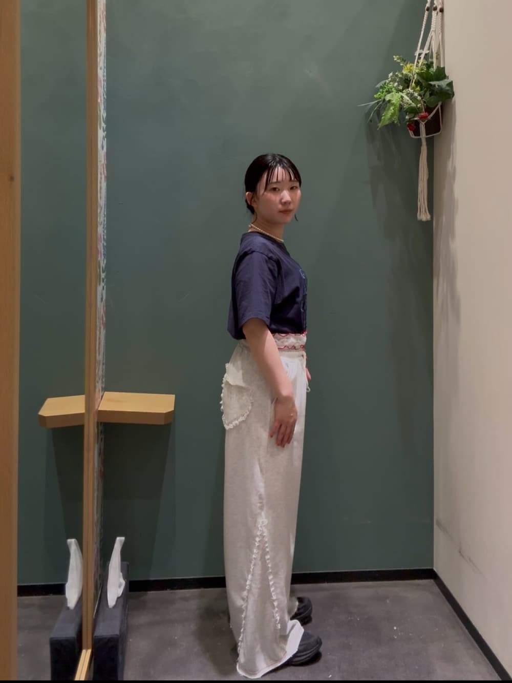 ブルー系のTシャツ/カットソー、グレー系のその他パンツ、ブラック系のスニーカーを着用したレディースの秋コーディネートの4枚目の写真