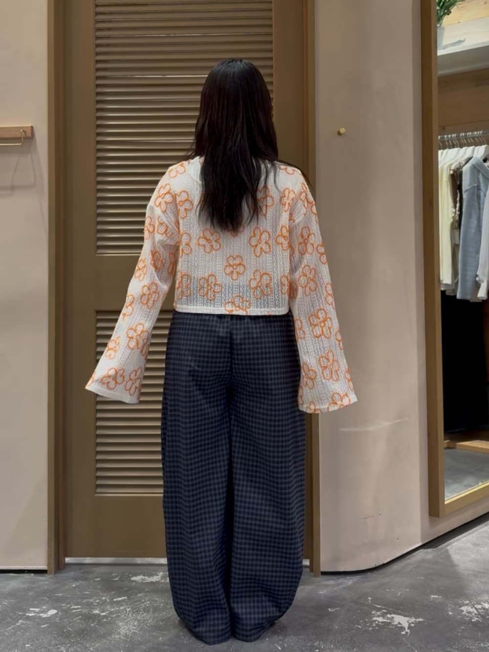 ホワイト系のカーディガン/ボレロ、ホワイト系のタンクトップ、ブルー系のその他パンツを着用したレディースの夏コーディネートの3枚目の写真