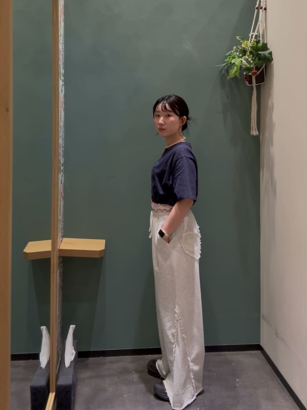ブルー系のTシャツ/カットソー、グレー系のその他パンツ、ブラック系のスニーカーを着用したレディースの秋コーディネートの2枚目の写真