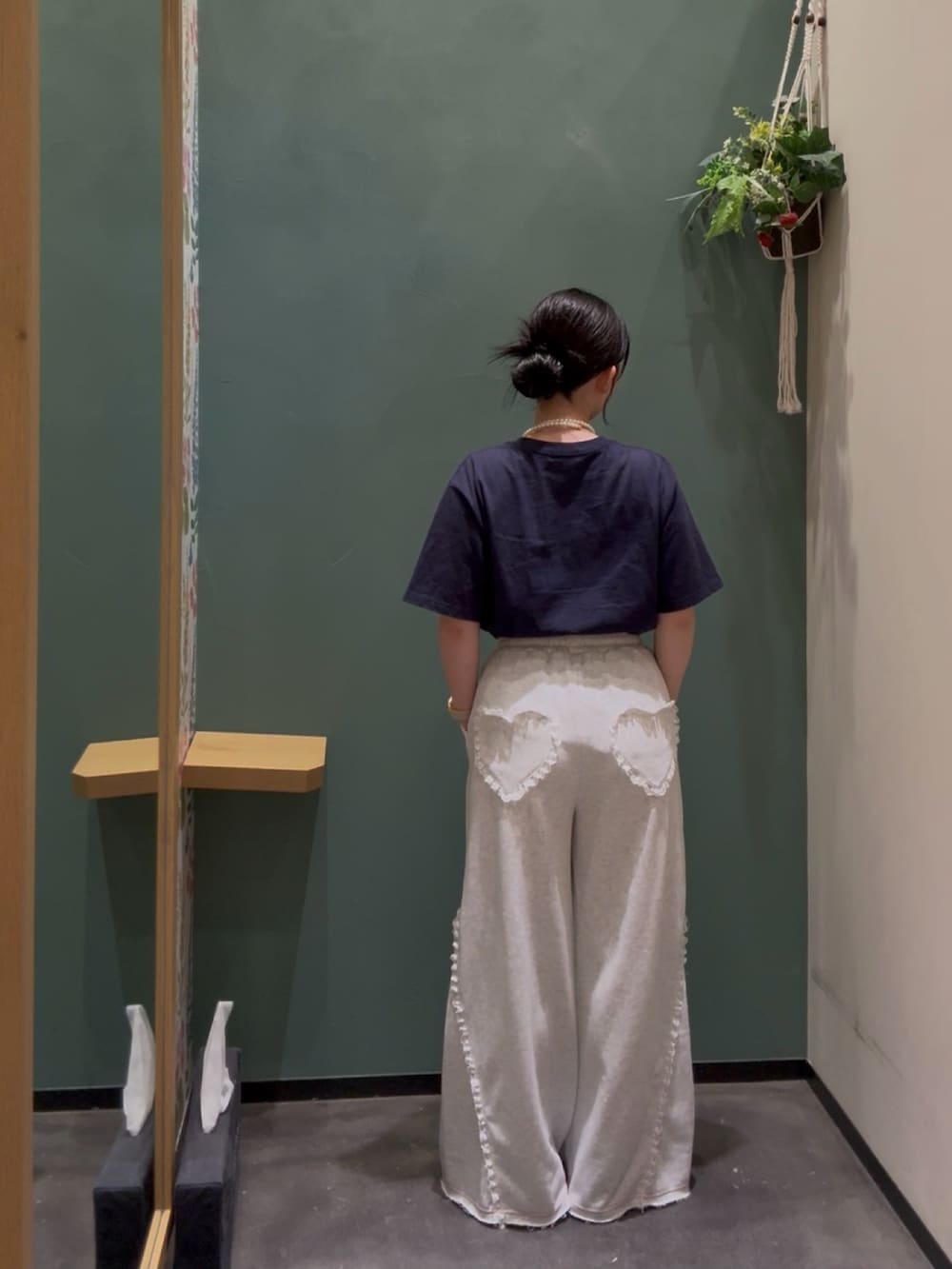 ブルー系のTシャツ/カットソー、グレー系のその他パンツ、ブラック系のスニーカーを着用したレディースの秋コーディネートの3枚目の写真