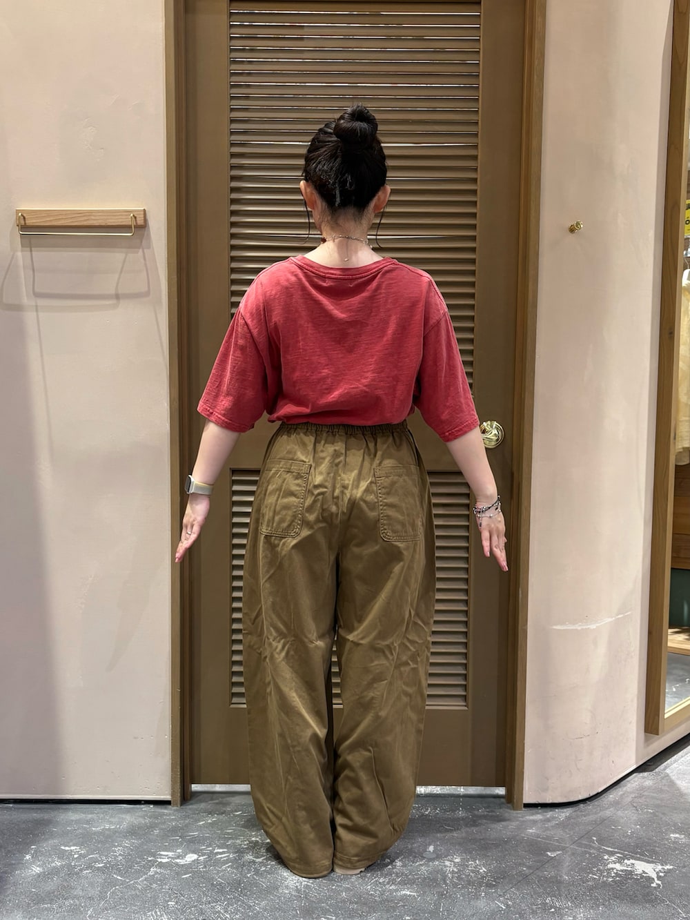 レッド系のTシャツ/カットソー、ベージュ系のその他パンツ、ベージュ系のシューズを着用したレディースの夏コーディネートの3枚目の写真