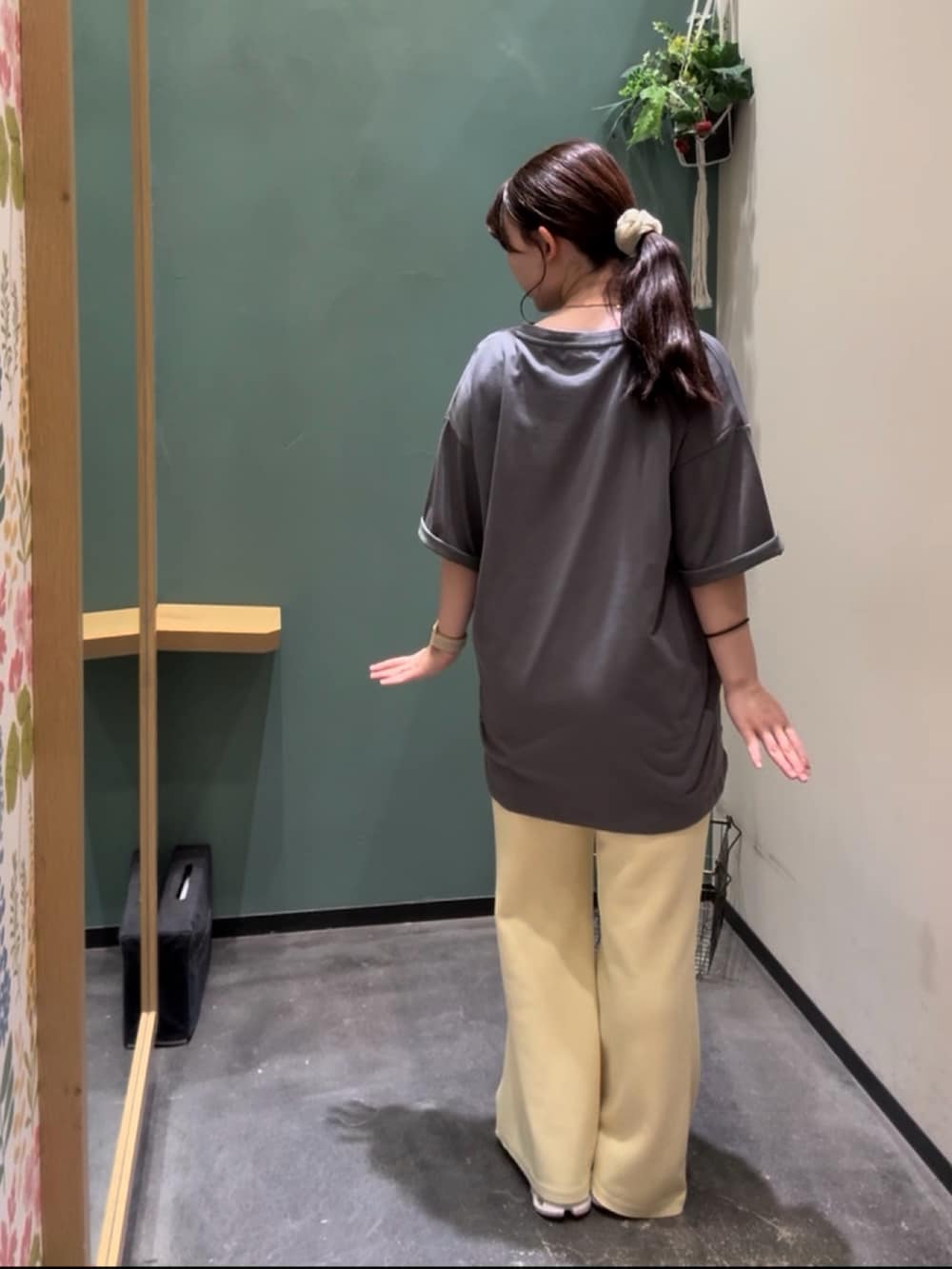 グレー系のTシャツ/カットソー、イエロー系のその他パンツ、ホワイト系のスニーカーを着用したレディースの秋コーディネートの2枚目の写真