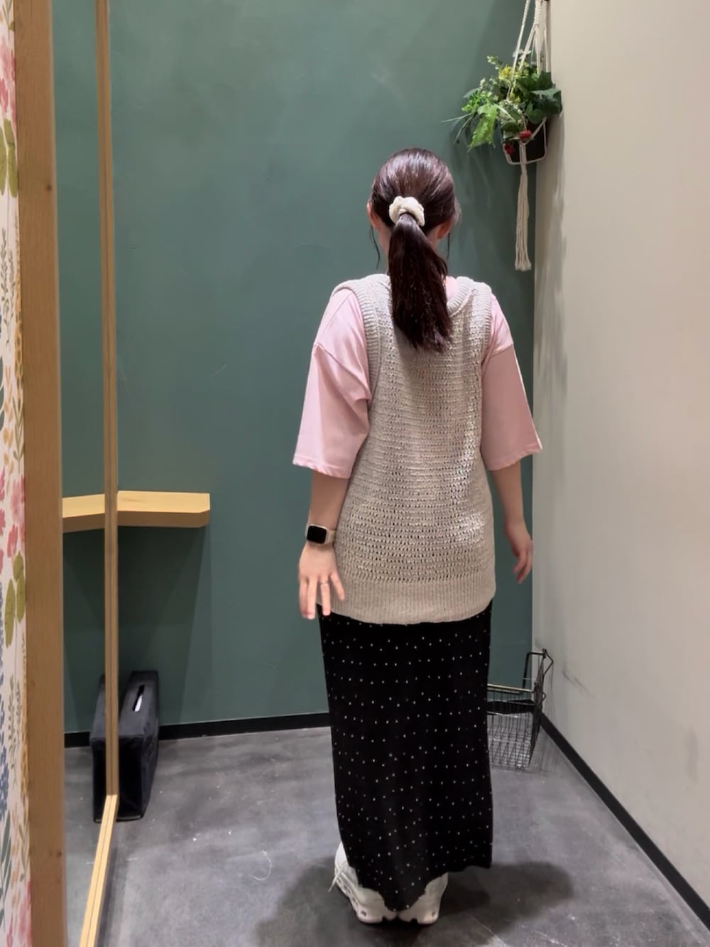 ホワイト系のベスト、ピンク系のTシャツ/カットソー、ブラック系のスカートを着用したレディースの秋コーディネートの3枚目の写真