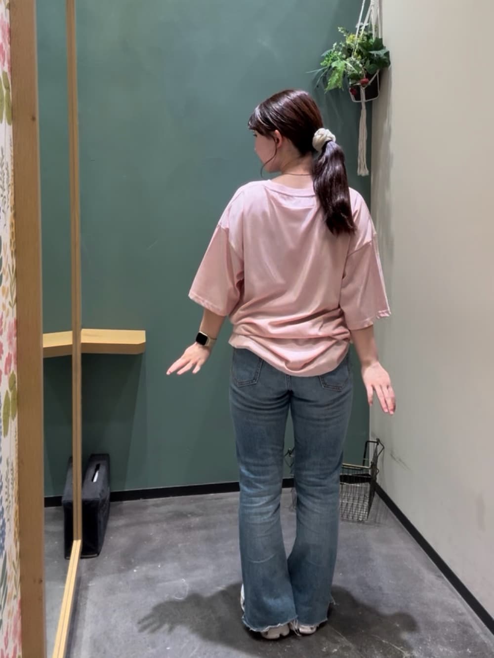 ブルー系のデニムパンツ、ホワイト系のスニーカー、ピンク系のTシャツ/カットソーを着用したレディースの秋コーディネートの3枚目の写真