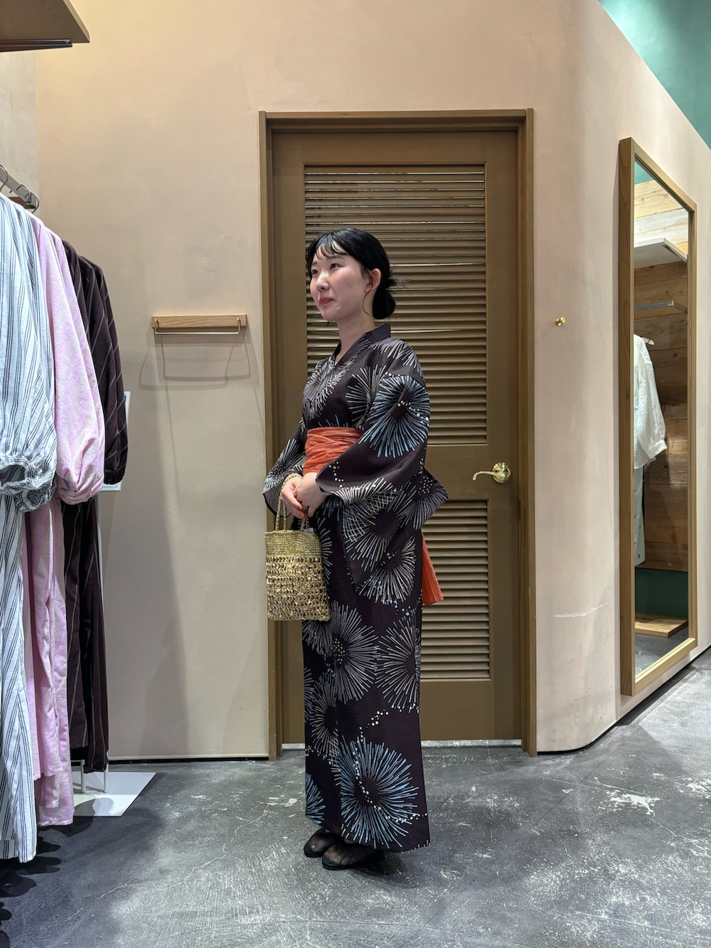 ゴールド系のショルダーバッグ、ブラック系のパンプス、ブラウン系の浴衣を着用したレディースの秋コーディネートの2枚目の写真