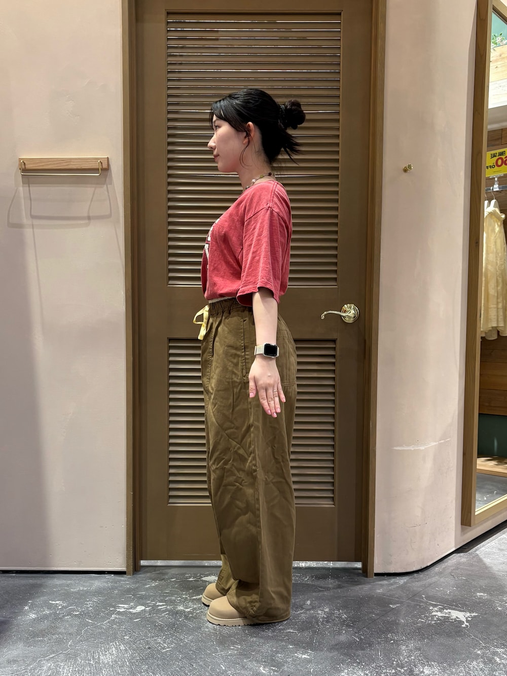 レッド系のTシャツ/カットソー、ベージュ系のその他パンツ、ベージュ系のシューズを着用したレディースの夏コーディネートの2枚目の写真