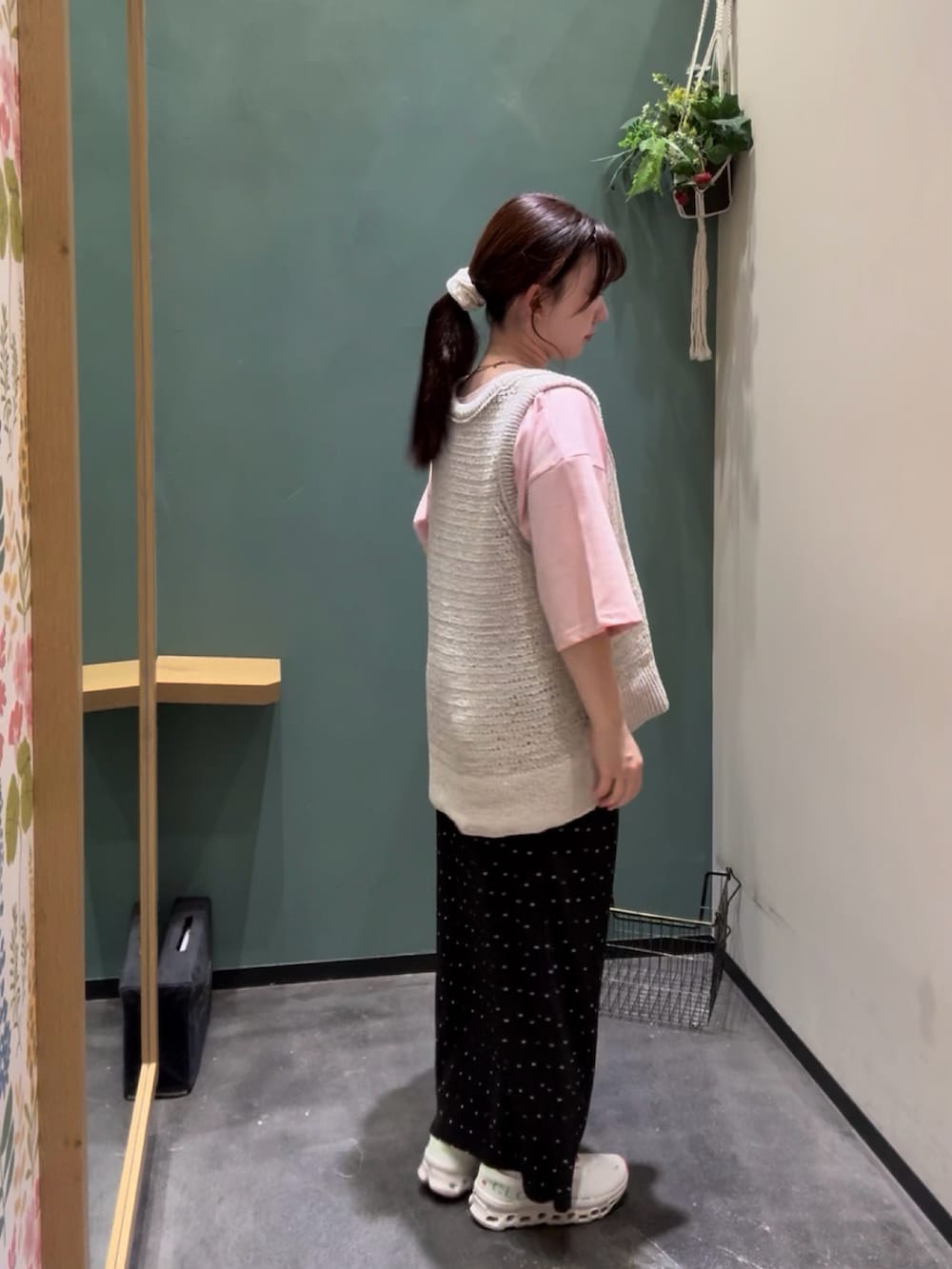 ホワイト系のベスト、ピンク系のTシャツ/カットソー、ブラック系のスカートを着用したレディースの秋コーディネートの4枚目の写真