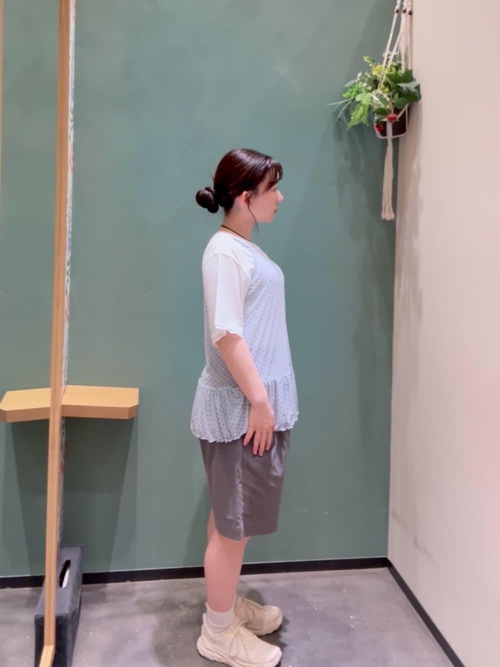 ブルー系のタンクトップ、ホワイト系のTシャツ/カットソー、グレー系のその他パンツを着用したレディースの秋コーディネートの2枚目の写真