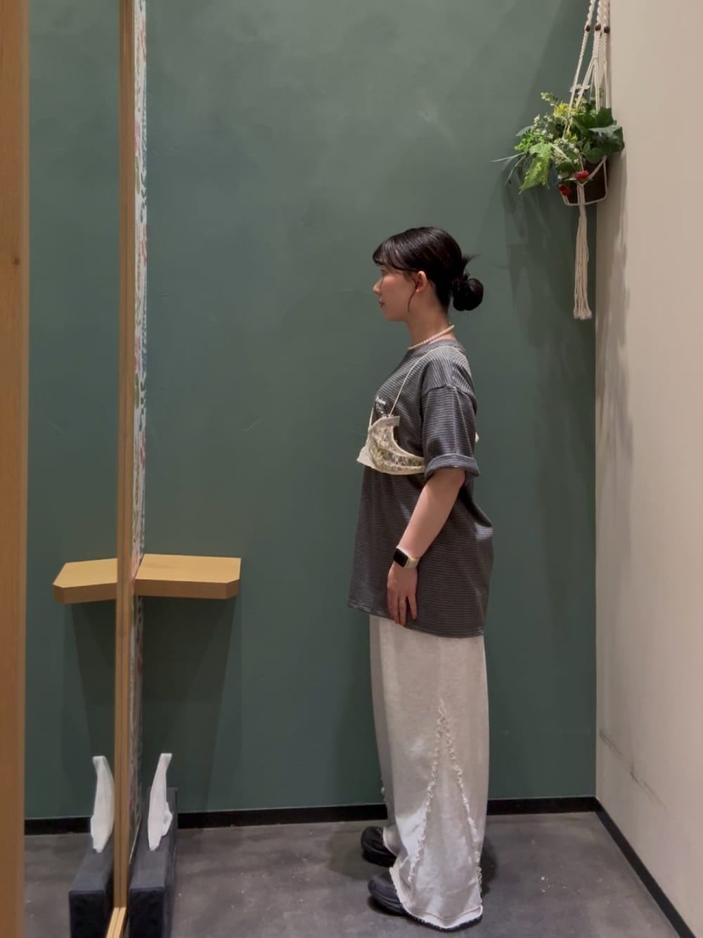 グレー系のTシャツ/カットソー、イエロー系のTシャツ/カットソー、グレー系のその他パンツを着用したレディースの秋コーディネートの2枚目の写真