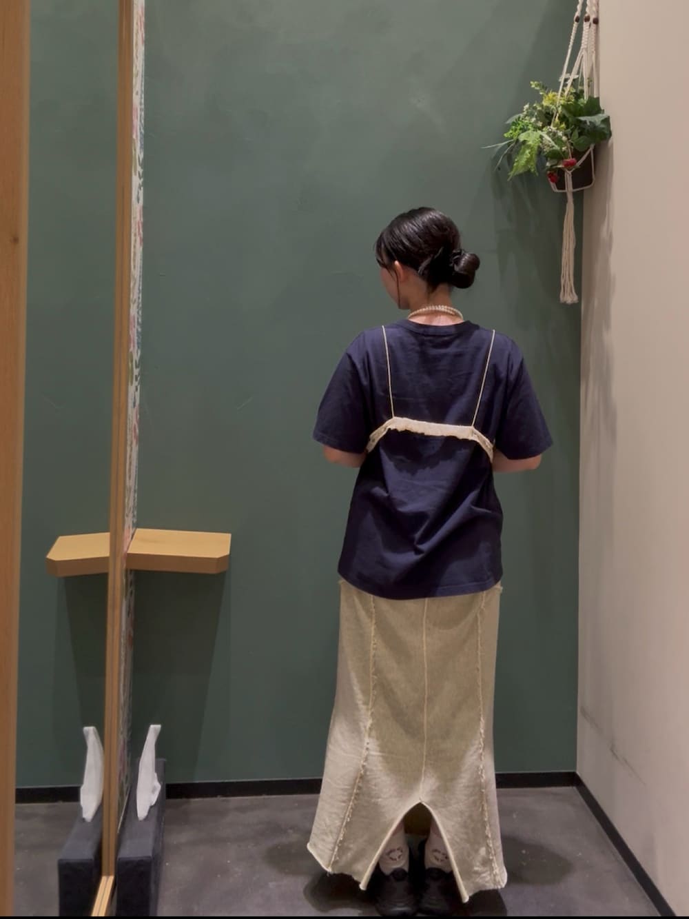 イエロー系のTシャツ/カットソー、ブルー系のTシャツ/カットソー、イエロー系のスカートを着用したレディースの秋コーディネートの3枚目の写真