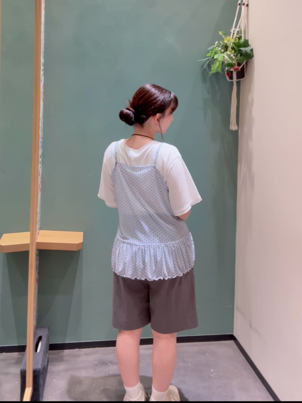 ブルー系のタンクトップ、ホワイト系のTシャツ/カットソー、グレー系のその他パンツを着用したレディースの秋コーディネートの3枚目の写真