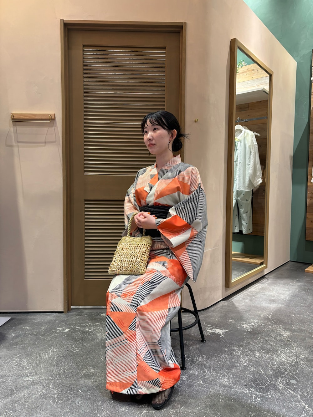 ゴールド系のショルダーバッグ、ブラック系のパンプス、ブラウン系の浴衣を着用したレディースの秋コーディネートの4枚目の写真