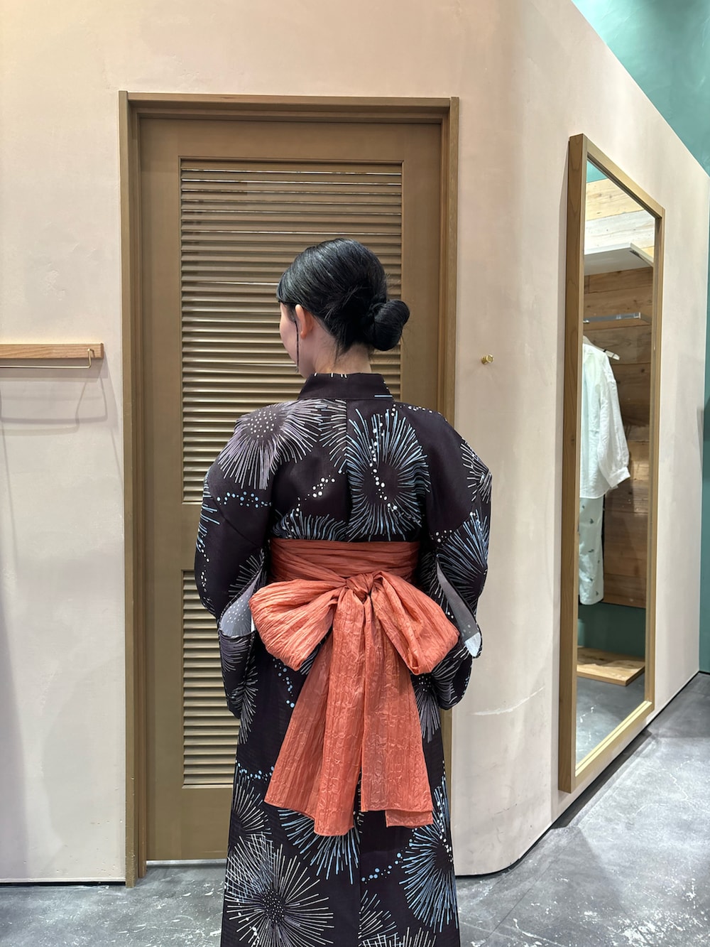ゴールド系のショルダーバッグ、ブラック系のパンプス、ブラウン系の浴衣を着用したレディースの秋コーディネートの3枚目の写真
