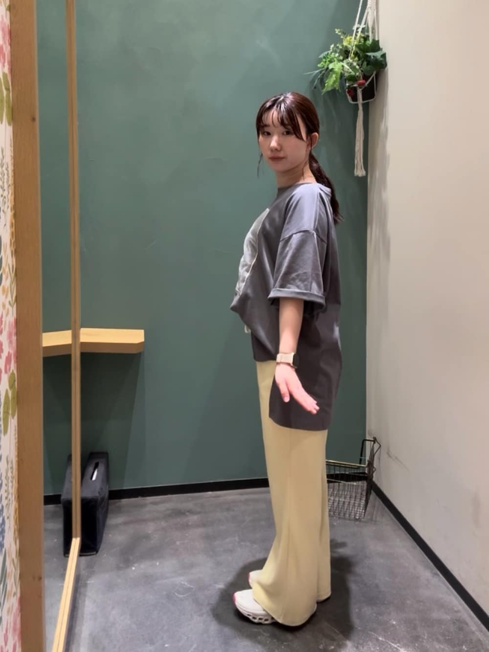 グレー系のTシャツ/カットソー、イエロー系のその他パンツ、ホワイト系のスニーカーを着用したレディースの秋コーディネートの3枚目の写真