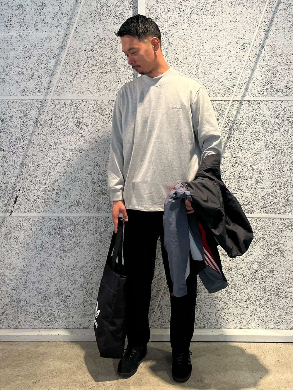 「スニーカー、adidas、アディダス、ナイロンジャケット、トラックパンツ、adidas originals、アディダスオリジナルス、長袖Tシャツ、ガゼル、ORDINARY PEOPLE」｜「adidasのガゼル [GAZELLE] オリジナルス（スニーカー、ブラック系）」を使った、T.Sさん（メンズ・190cm）の秋コーディネートの2枚目の写真
