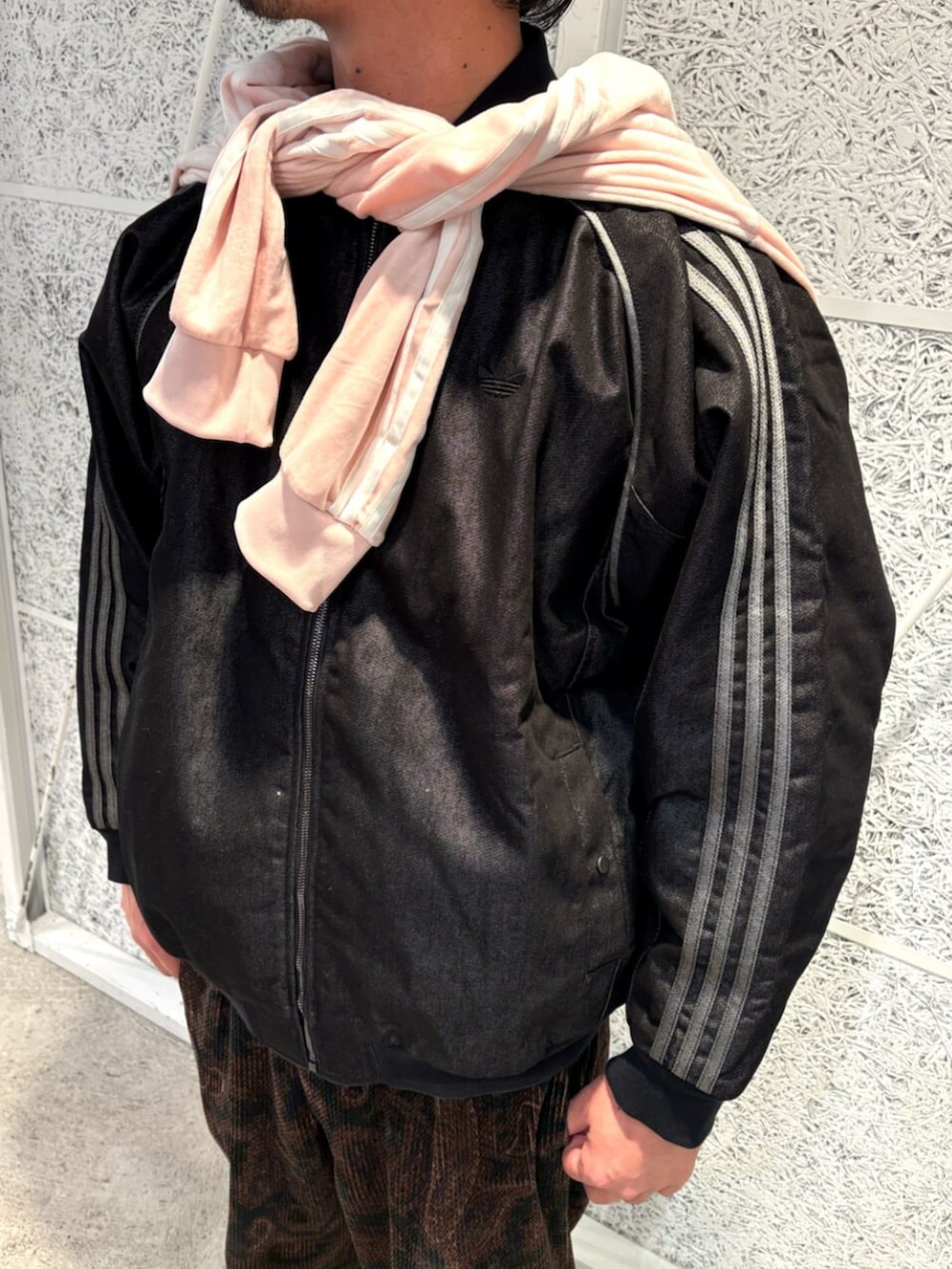 ブラック系のデニムジャケット、ブラック系のスニーカーを着用したメンズの冬コーディネートの3枚目の写真