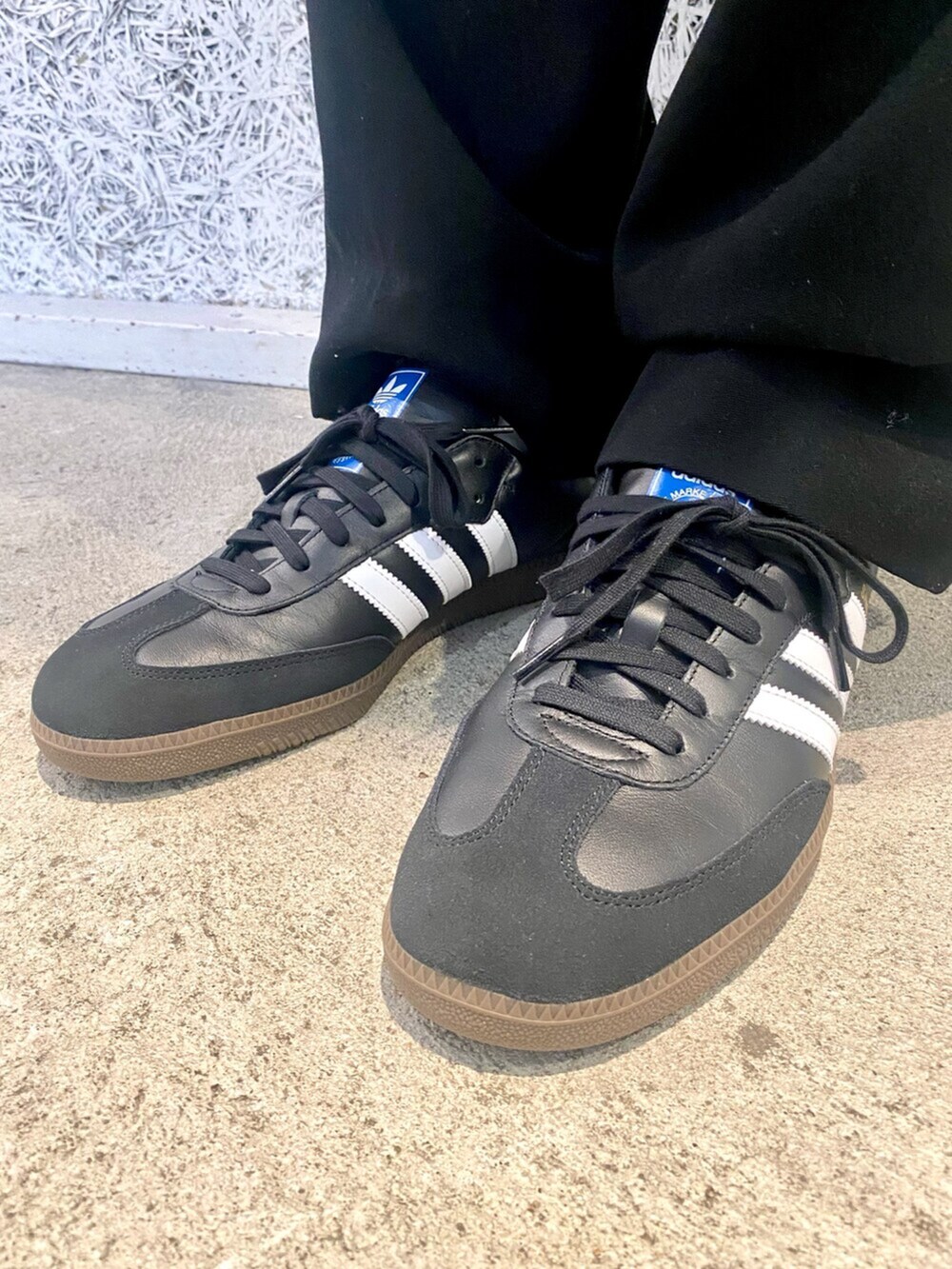 「スニーカー、ジャケット、アウター、ダウンジャケット、ショルダーバッグ、adidas、アディダス、adidas originals、アディダスオリジナルス、サンバ」｜「adidasのSST ダウンジャケット / アディダスオリジナルス adidas Originals（ダウンジャケット/コート、ブラック系）」を使った、T.Sさん（メンズ・190cm）の冬コーディネートの4枚目の写真