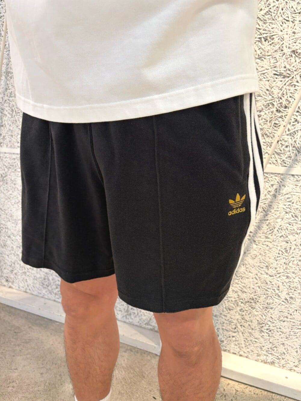 「ショートパンツ、adidas、ロンT、アディダス、adidas originals、タバコ、アディダスオリジナルス」｜「adidasのアディカラーラグビーポロシャツ（ポロシャツ、ホワイト系）」を使った、T.Sさん（メンズ・190cm）の春コーディネートの3枚目の写真