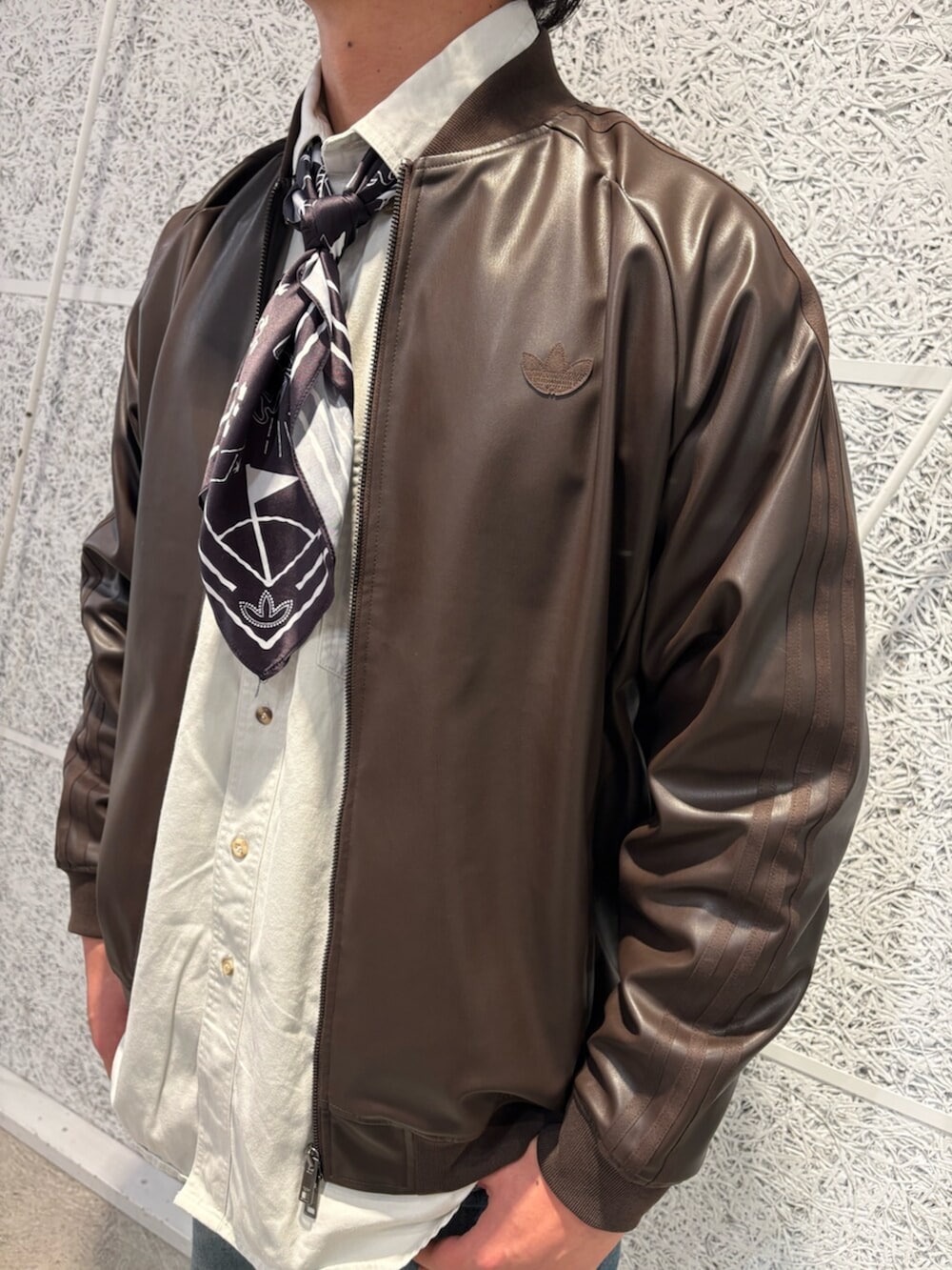 ブラウン系のジャージ、ベージュ系のスニーカー、ブラック系のバンダナ/スカーフを着用したメンズの春コーディネートの3枚目の写真