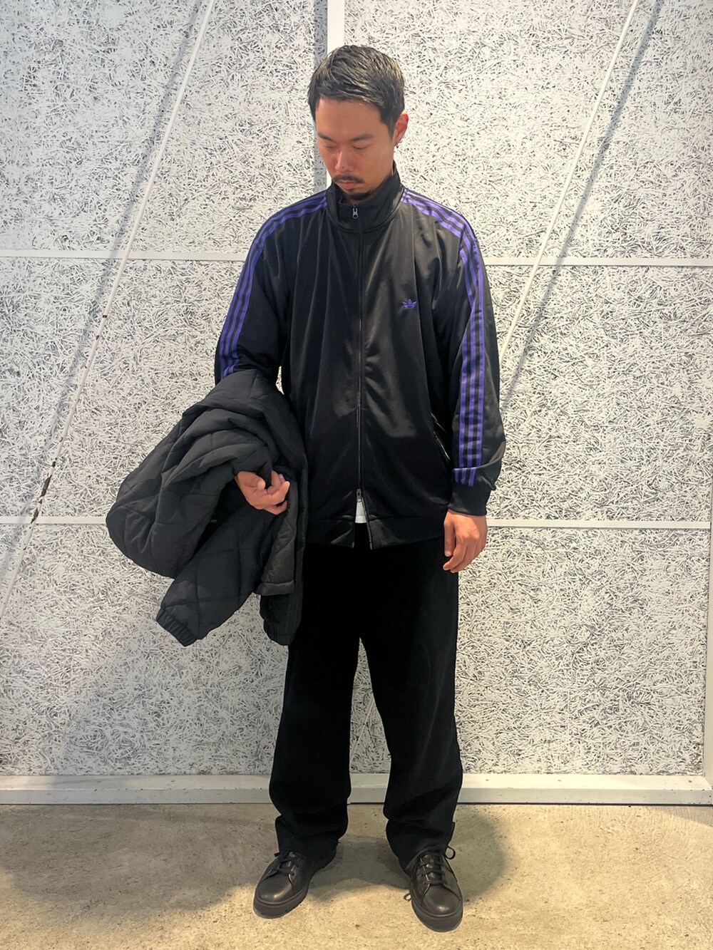 「スニーカー、ジャケット、adidas、ジャージ、アディダス、スタンスミス、adidas originals、トラックジャケット、アディダスオリジナルス、ハーフジップ」｜「adidasのプレミアム エッセンシャルズ キルト 1/2ジップ ジャケット / アディダスオリジナルス adidas Originals（ダウンジャケット/コート、ブラック系）」を使った、T.Sさん（メンズ・190cm）の秋コーディネートの2枚目の写真