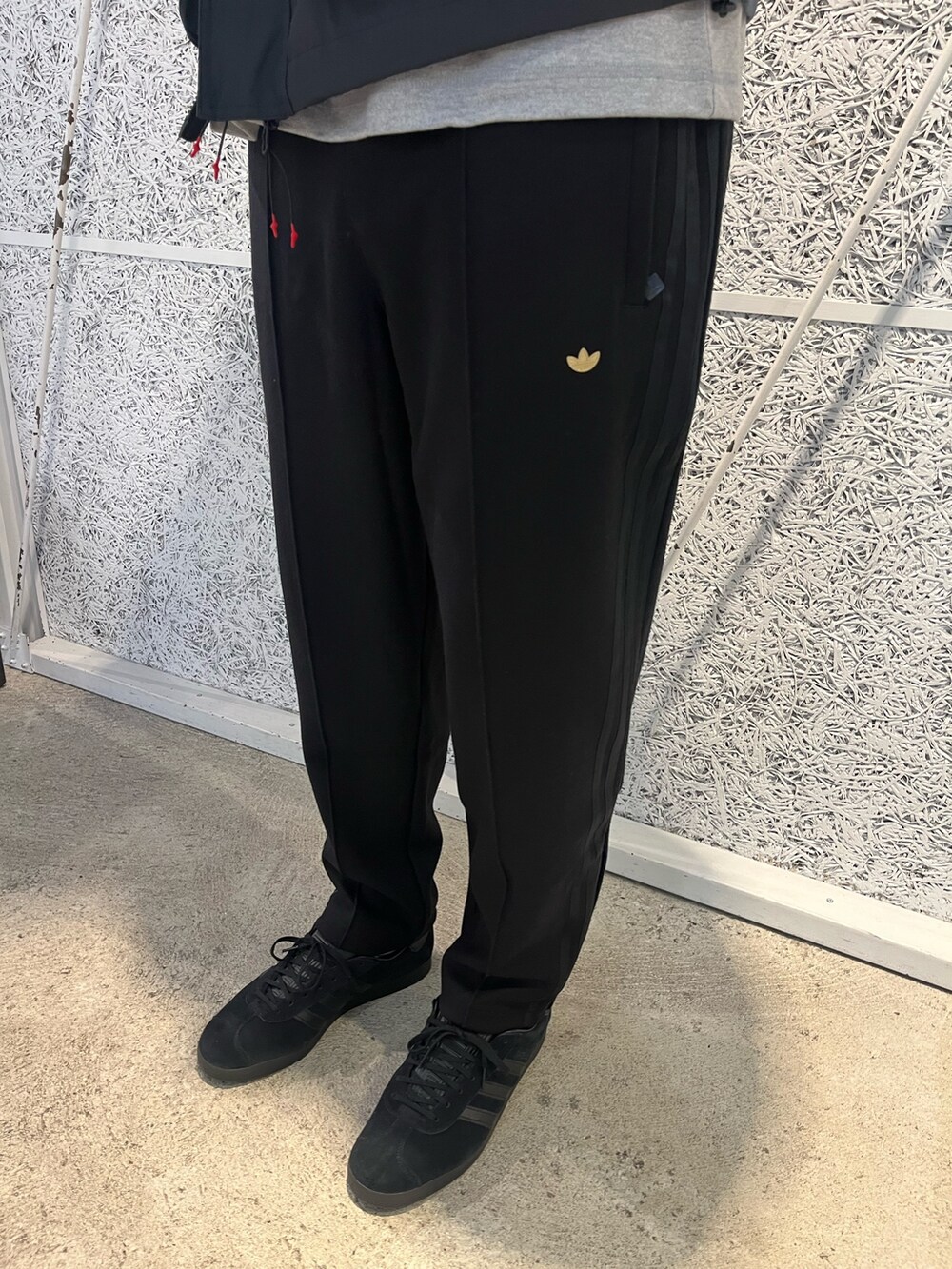 「スニーカー、adidas、アディダス、ナイロンジャケット、トラックパンツ、adidas originals、アディダスオリジナルス、長袖Tシャツ、ガゼル、ORDINARY PEOPLE」｜「adidasのガゼル [GAZELLE] オリジナルス（スニーカー、ブラック系）」を使った、T.Sさん（メンズ・190cm）の秋コーディネートの4枚目の写真