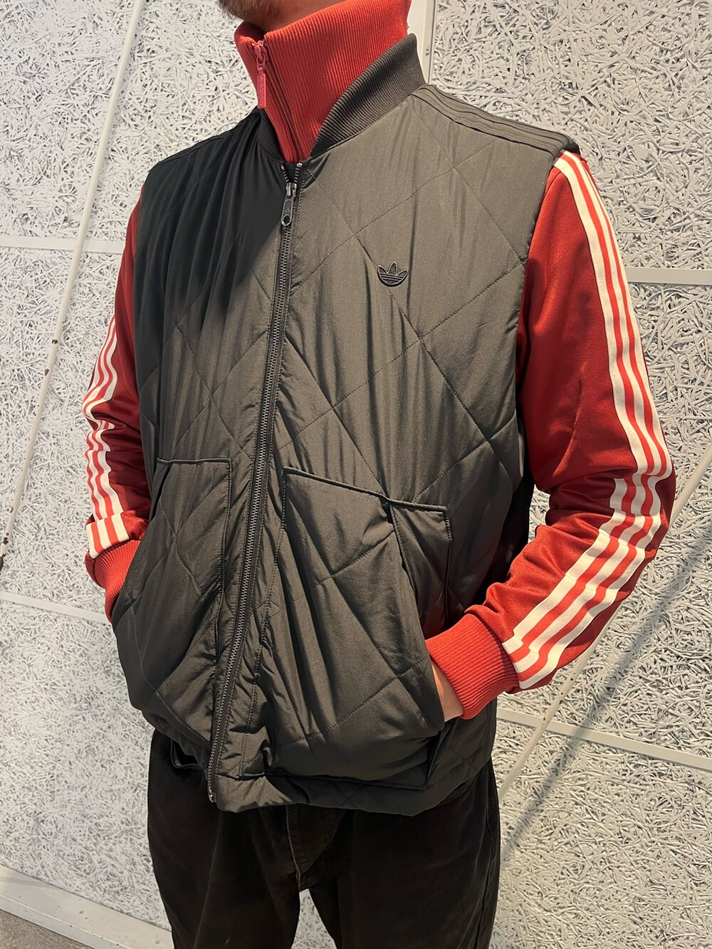 「スニーカー、adidas、ジャージ、アディダス、adidas originals、アディダスオリジナルス、サンバ、トラックトップ、キルトベスト、FCバイエルン」｜「adidasのプレミアム エッセンシャルズ ナイロン キルトベスト / アディダスオリジナルス adidas Originals（ダウンベスト、ブラック系）」を使った、T.Sさん（メンズ・190cm）の冬コーディネートの2枚目の写真