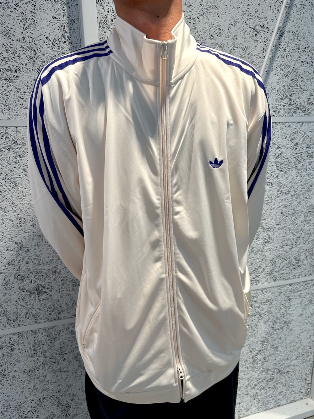 「スニーカー、adidas、ジャージ、アディダス、スタンスミス、adidas originals、トラックジャケット、アディダスオリジナルス、ベッケンバウアー」｜「adidasのトラックジャケット（ジェンダーニュートラル）（ジャージ、ホワイト系）」を使った、T.Sさん（メンズ・190cm）の秋コーディネートの2枚目の写真