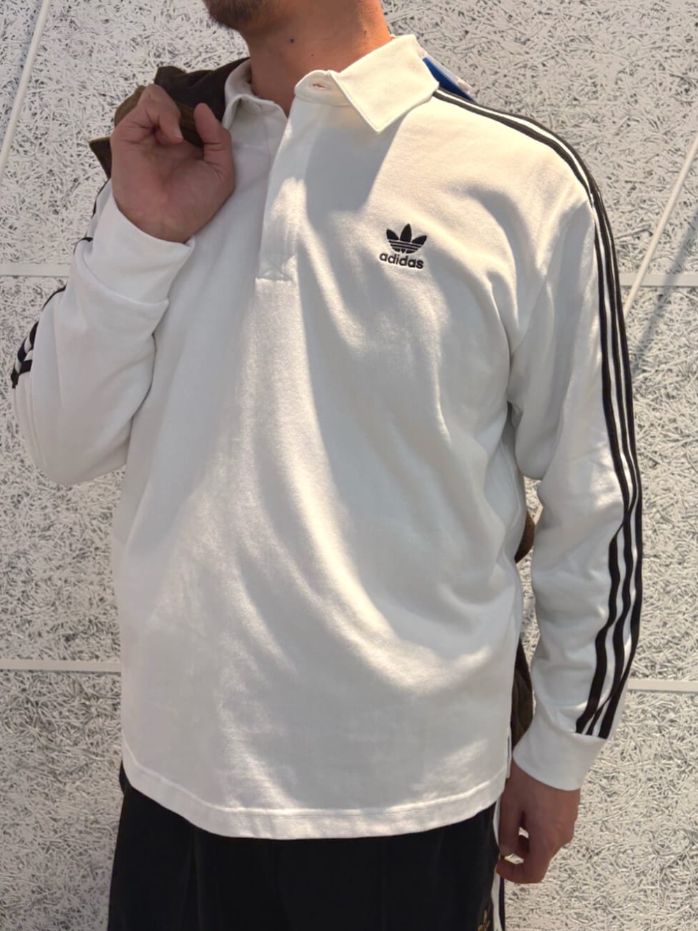 「ショートパンツ、adidas、ロンT、アディダス、adidas originals、タバコ、アディダスオリジナルス」｜「adidasのアディカラーラグビーポロシャツ（ポロシャツ、ホワイト系）」を使った、T.Sさん（メンズ・190cm）の春コーディネートの2枚目の写真