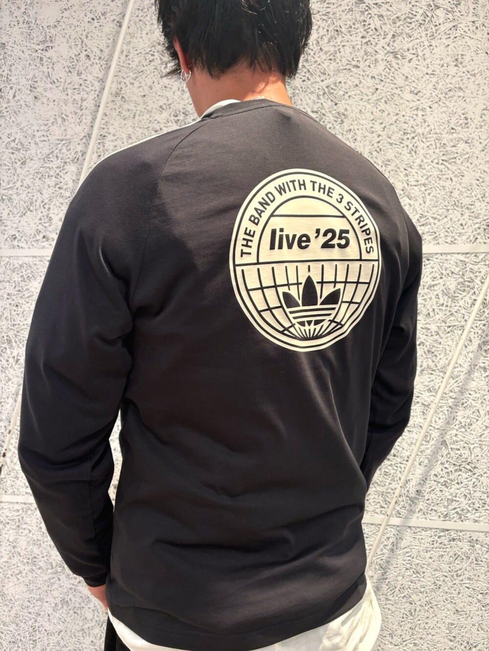 adidas Originals × Oasis ツアー スリーストライプス 長袖Tシャツの