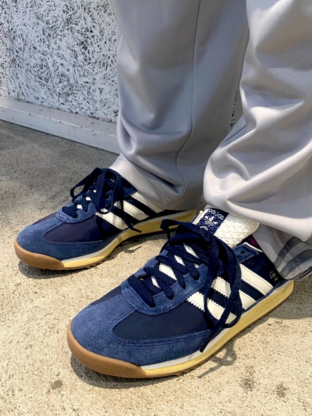 「adidas、adidas originals、アディダス、アディダスオリジナルス、スニーカー、ジャージ、バックパック、めがね」｜「adidasの襟付きゴーリートップ / アディダスオリジナルス adidas Originals（Tシャツ/カットソー、ピンク系）」を使った、T.Sさん（メンズ・190cm）の春コーディネートの4枚目の写真