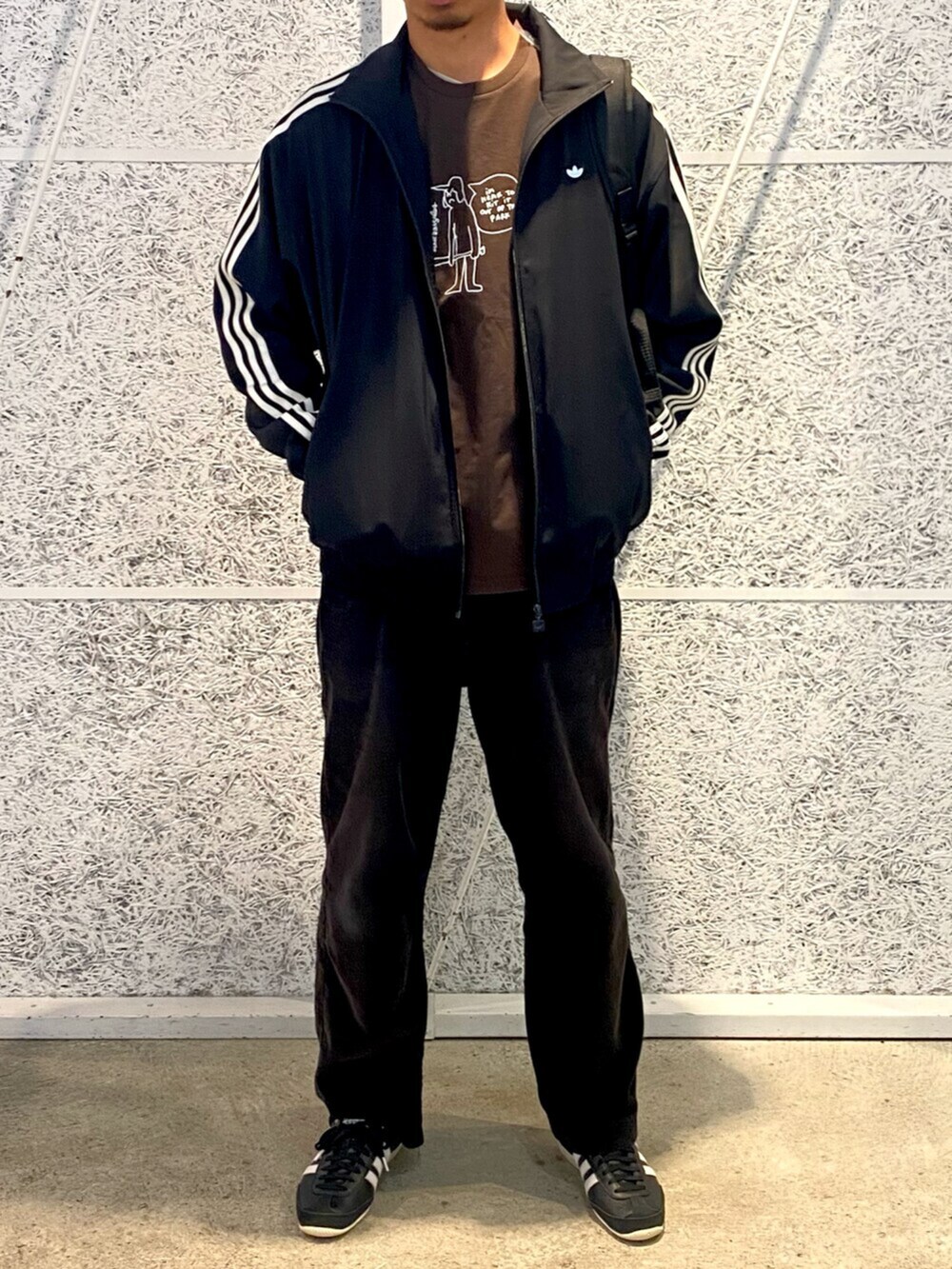 「スニーカー、バックパック、Tシャツ、adidas、ジャージ、adidas originals、ジャパン、トラックトップ、ファイヤーバード、シュムーフォイル」｜「adidasのプレミアム ファイヤーバード トラックトップ / ジャージ / アディダスオリジナルス adidas Originals（ジャージ、ブラック系）」を使った、T.Sさん（メンズ・190cm）の冬コーディネートの2枚目の写真