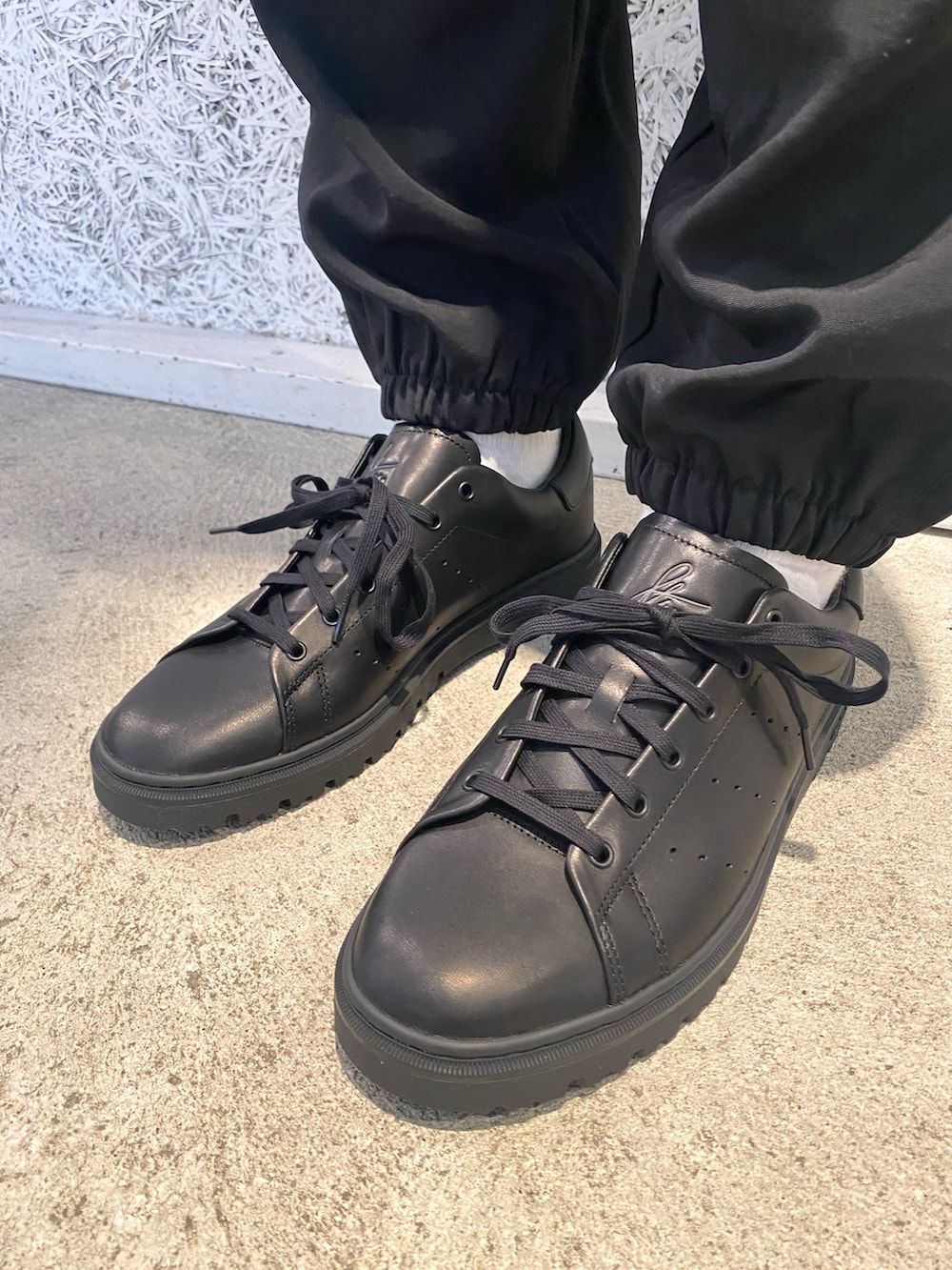 「スニーカー、アウター、adidas、アディダス、スタンスミス、adidas originals、アディダスオリジナルス、ナイロンパンツ、ライトジャケット、シュムーフォイル」｜「adidasのスタンスミス Freizeit / Stan Smith Freizeit（シューズ、ブラック系）」を使った、T.Sさん（メンズ・190cm）の秋コーディネートの5枚目の写真