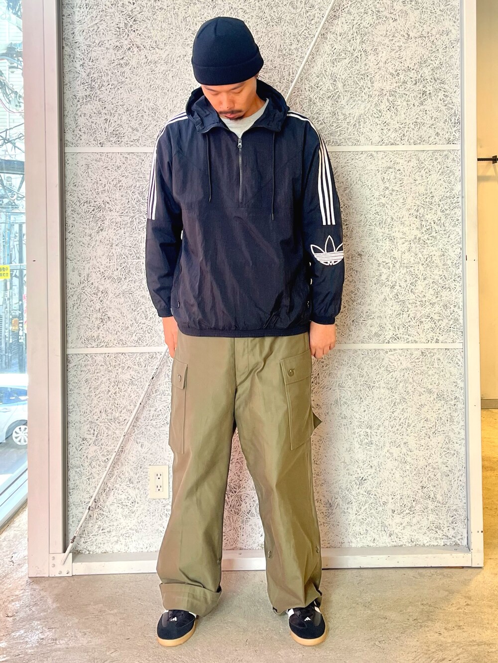 「スニーカー、adidas、アディダス、adidas originals、アノラック、アディダスオリジナルス、サンバ、キルトジャケット、ハーフジップ、スケートボーディング」｜「adidasのコパ キルトジャケット / アディダスオリジナルス adidas Originals（MA-1、ブラック系）」を使った、T.Sさん（メンズ・190cm）の秋コーディネートの3枚目の写真