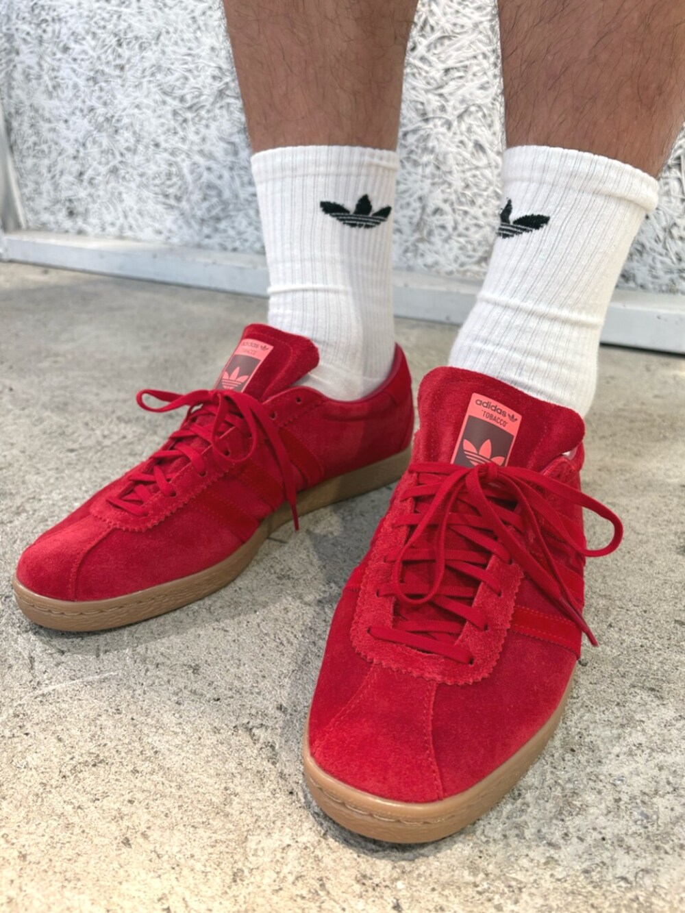 「ショートパンツ、adidas、ロンT、アディダス、adidas originals、タバコ、アディダスオリジナルス」｜「adidasのアディカラーラグビーポロシャツ（ポロシャツ、ホワイト系）」を使った、T.Sさん（メンズ・190cm）の春コーディネートの4枚目の写真