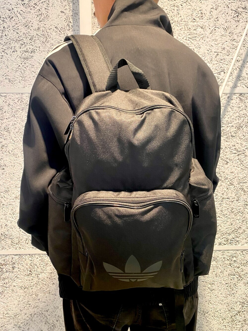 「スニーカー、バックパック、Tシャツ、adidas、ジャージ、adidas originals、ジャパン、トラックトップ、ファイヤーバード、シュムーフォイル」｜「adidasのプレミアム ファイヤーバード トラックトップ / ジャージ / アディダスオリジナルス adidas Originals（ジャージ、ブラック系）」を使った、T.Sさん（メンズ・190cm）の冬コーディネートの5枚目の写真