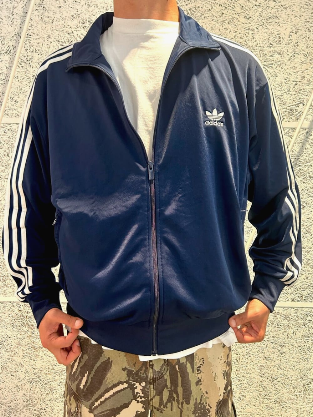 「adidas、adidas originals、アディダス、スニーカー、アディダスオリジナルス、カーゴパンツ、カモフラ、カモフラパンツ、トラックジャケット」｜「adidasのアディカラー クラシックス ファイヤーバード トラックトップ / ジャージ / アディダスオリジナルス adidas Originals（ジャージ、ブルー系）」を使った、T.Sさん（メンズ・190cm）の夏コーディネートの2枚目の写真