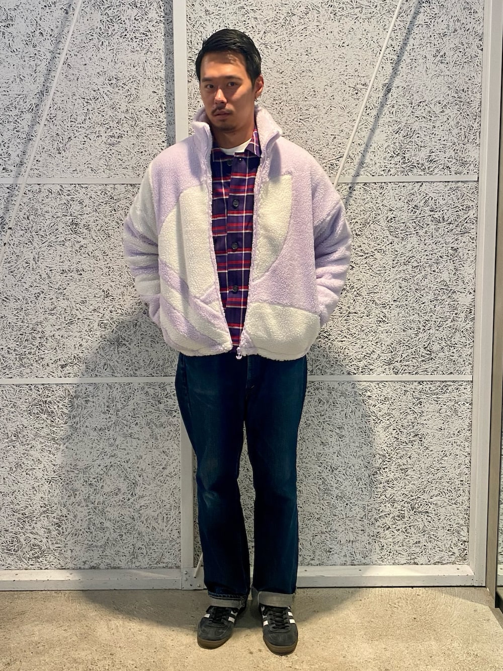 「スニーカー、ジャケット、アウター、adidas、アディダス、ボアジャケット、adidas originals、アディダスオリジナルス、ハンドボールスペツィアル」｜「adidasのシェルパ トラックジャケット / アディダスオリジナルス adidas Originals（ブルゾン、パープル系）」を使った、T.Sさん（メンズ・190cm）の秋コーディネートの2枚目の写真