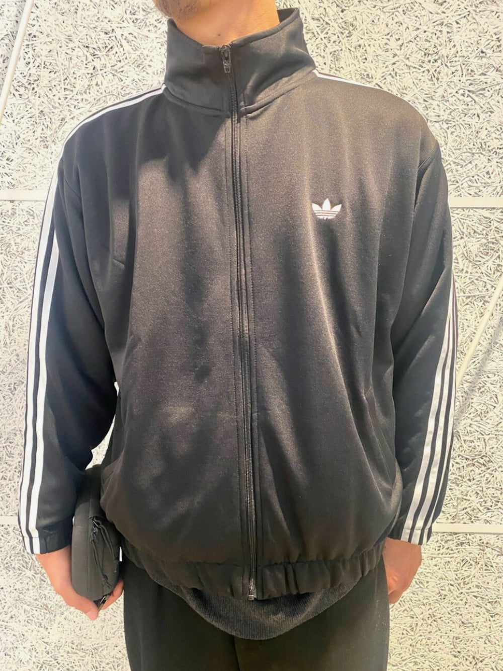 「スニーカー、ショルダーバッグ、adidas、ジャージ、アディダス、adidas originals、トラックジャケット、アディダスオリジナルス、サンバ、スケートボーディング」｜「adidasのSST エアライナーバッグ / アディダスオリジナルス adidas Originals（ショルダーバッグ、ブラック系）」を使った、T.Sさん（メンズ・190cm）の冬コーディネートの2枚目の写真