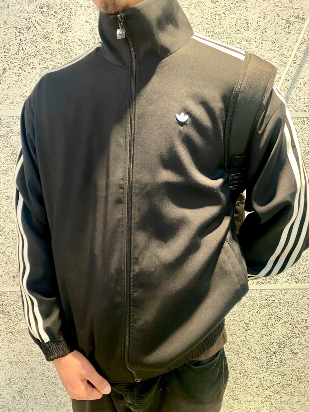 「スニーカー、バックパック、Tシャツ、adidas、ジャージ、adidas originals、ジャパン、トラックトップ、ファイヤーバード、シュムーフォイル」｜「adidasのプレミアム ファイヤーバード トラックトップ / ジャージ / アディダスオリジナルス adidas Originals（ジャージ、ブラック系）」を使った、T.Sさん（メンズ・190cm）の冬コーディネートの4枚目の写真