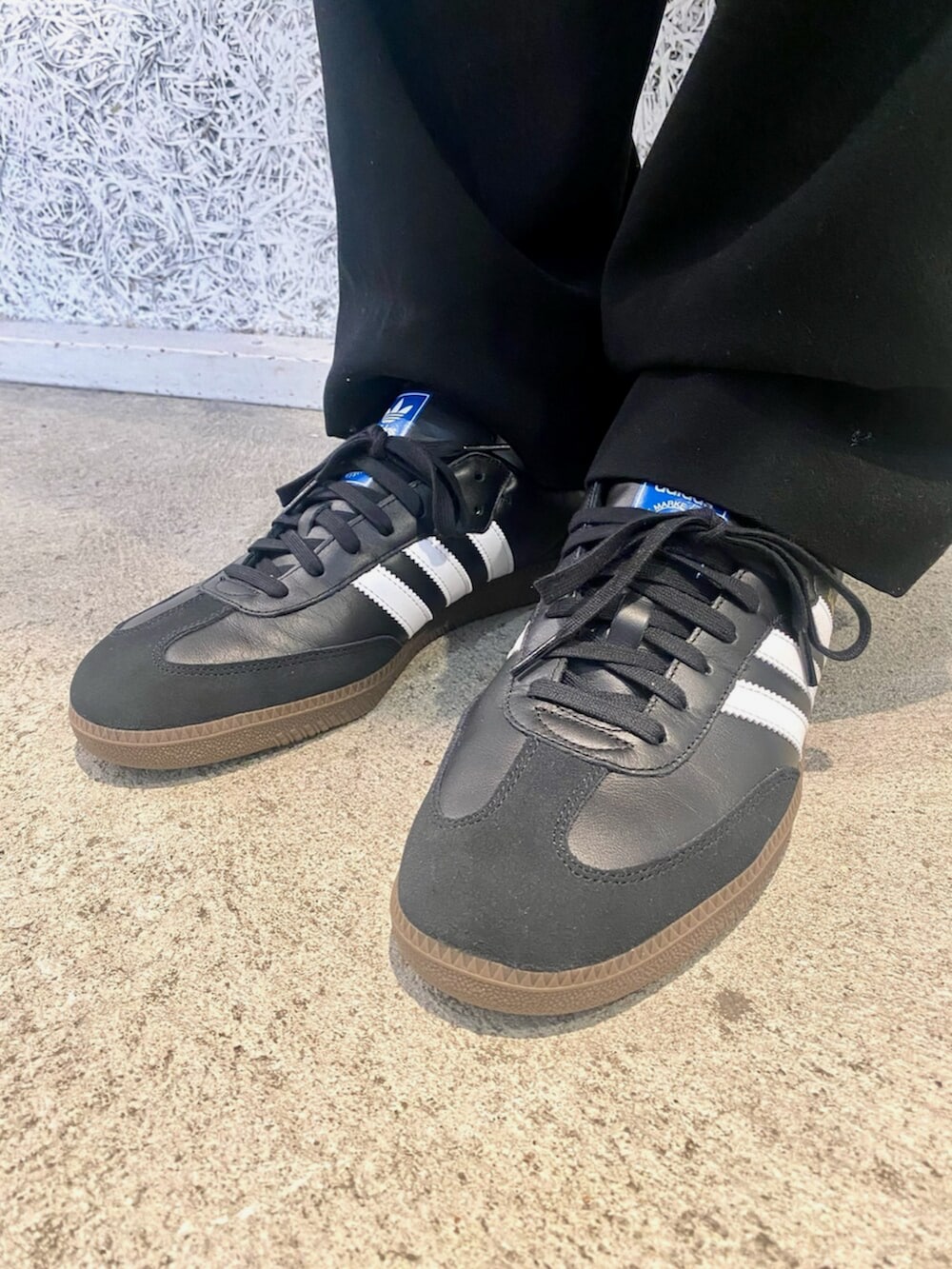 「スニーカー、ショルダーバッグ、adidas、ジャージ、アディダス、adidas originals、トラックジャケット、アディダスオリジナルス、サンバ、スケートボーディング」｜「adidasのSST エアライナーバッグ / アディダスオリジナルス adidas Originals（ショルダーバッグ、ブラック系）」を使った、T.Sさん（メンズ・190cm）の冬コーディネートの4枚目の写真