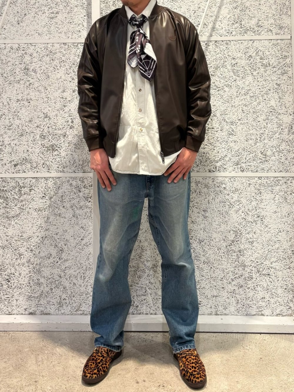 ブラウン系のジャージ、ベージュ系のスニーカー、ブラック系のバンダナ/スカーフを着用したメンズの春コーディネートの2枚目の写真