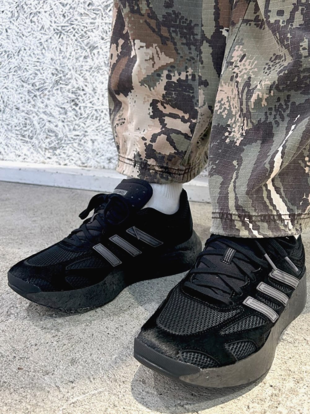 「adidas、adidas originals、アディダス、スニーカー、アディダスオリジナルス、カーゴパンツ、カモフラ、カモフラパンツ、トラックジャケット」｜「adidasのアディカラー クラシックス ファイヤーバード トラックトップ / ジャージ / アディダスオリジナルス adidas Originals（ジャージ、ブルー系）」を使った、T.Sさん（メンズ・190cm）の夏コーディネートの4枚目の写真