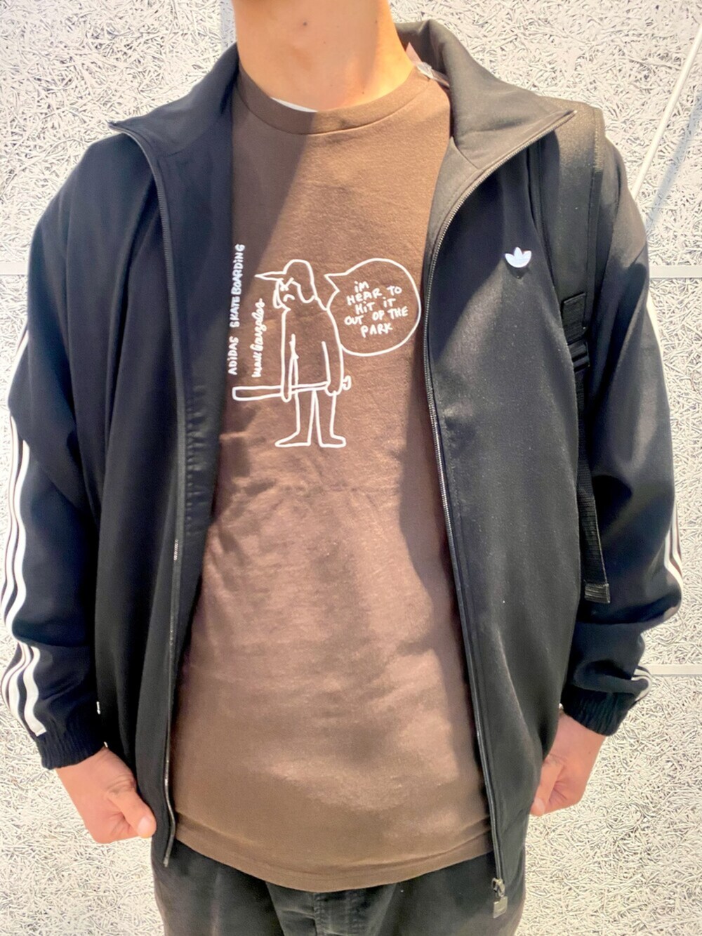 「スニーカー、バックパック、Tシャツ、adidas、ジャージ、adidas originals、ジャパン、トラックトップ、ファイヤーバード、シュムーフォイル」｜「adidasのプレミアム ファイヤーバード トラックトップ / ジャージ / アディダスオリジナルス adidas Originals（ジャージ、ブラック系）」を使った、T.Sさん（メンズ・190cm）の冬コーディネートの3枚目の写真