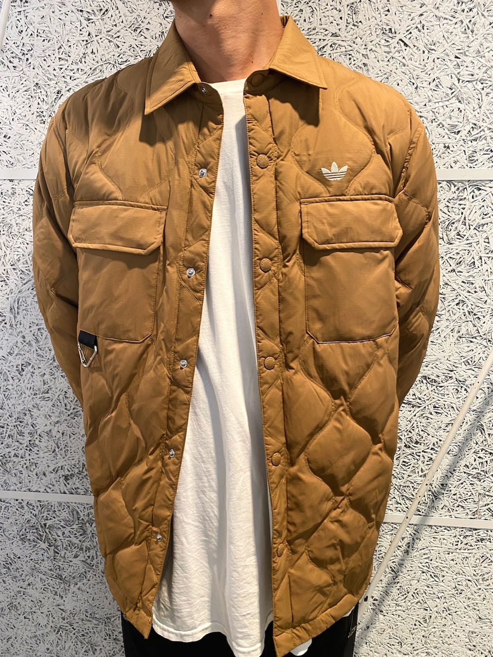 「スニーカー、アウター、adidas、アディダス、スタンスミス、adidas originals、アディダスオリジナルス、ナイロンパンツ、ライトジャケット、シュムーフォイル」｜「adidasのスタンスミス Freizeit / Stan Smith Freizeit（シューズ、ブラック系）」を使った、T.Sさん（メンズ・190cm）の秋コーディネートの3枚目の写真